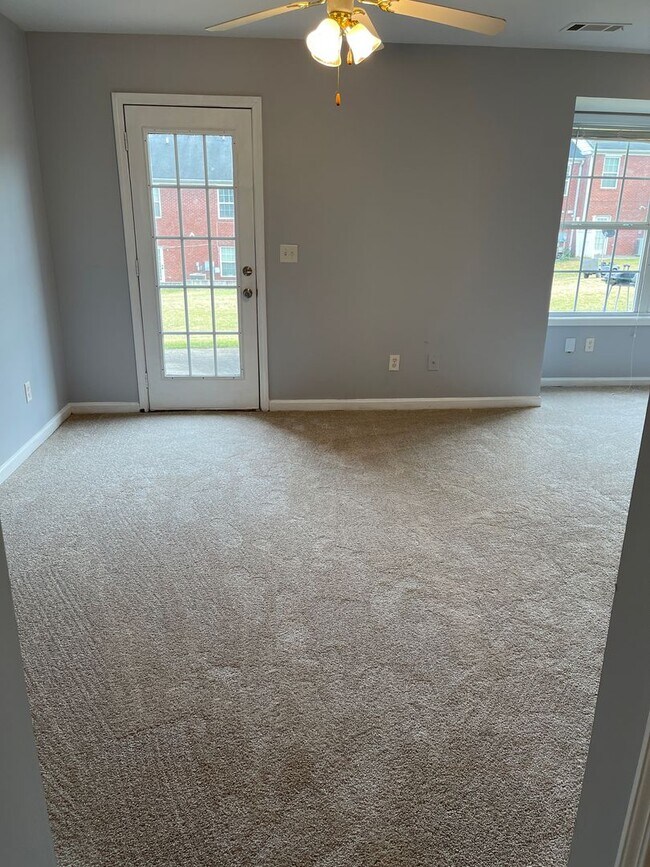 Building Photo - Updated Townhome