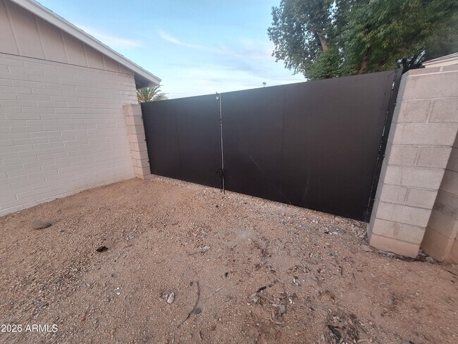 Building Photo - 2839 E Altadena Ave