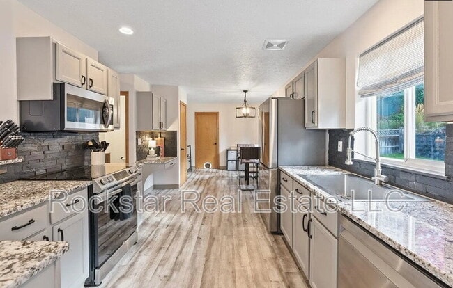 Building Photo - 607 W Persimmon Ln