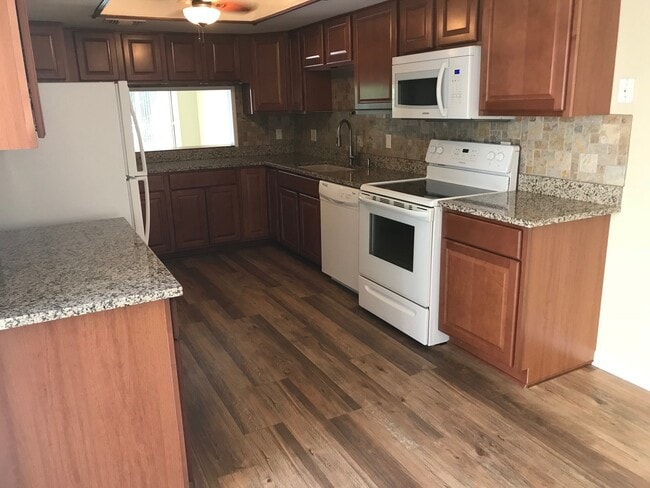 Building Photo - FABULOUS 3/2.5 Townhome In Wonderful Lake ...