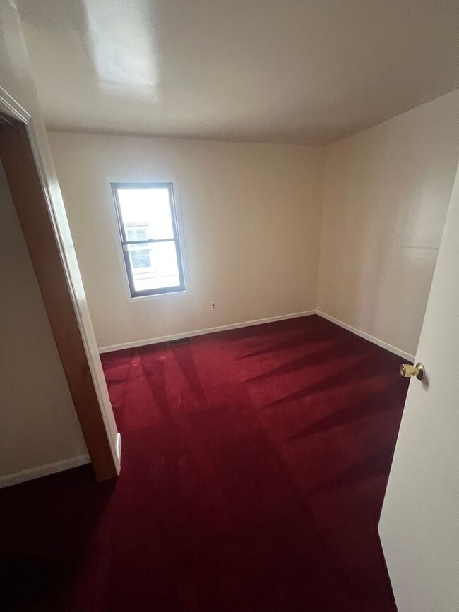 Building Photo - Large 3 Bed 2 Bath House