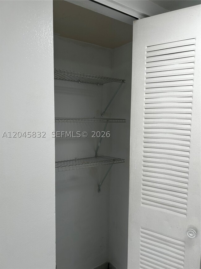 Building Photo - 301 W Park Dr