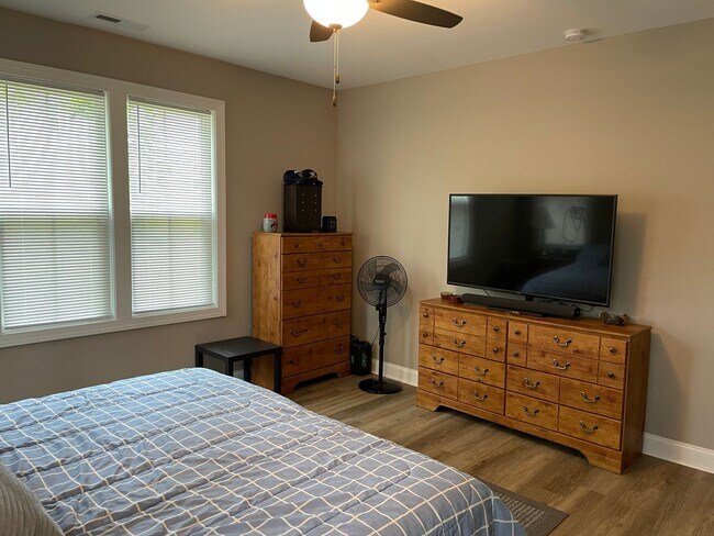 Building Photo - Avaliable October 1st 2025 Unfurnished 3 B...