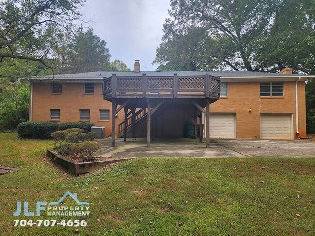 Building Photo - Sprawling 3 Bedroom/ 2.5 Bathroom Ranch in Charlotte!