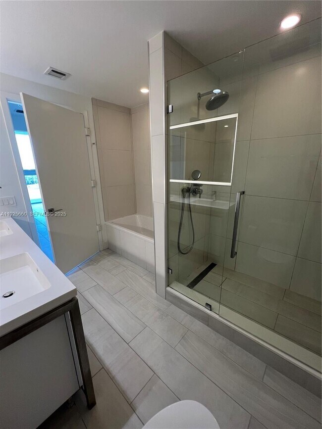 Building Photo - 2000 Metropica Wy