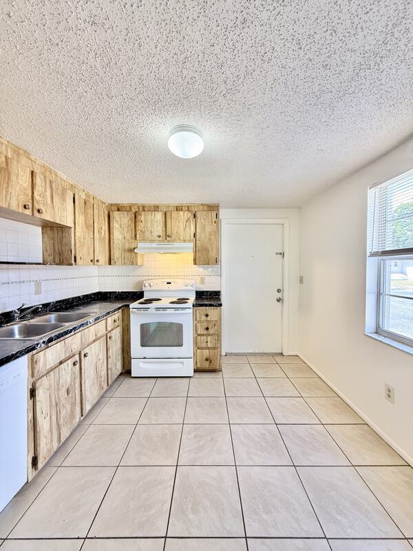 Building Photo - 7071 Bee Ridge Rd