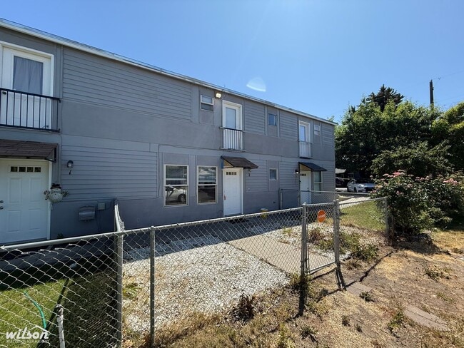 Building Photo - MOVE IN SPECIAL!! PRICE DROP! Modern Townh...