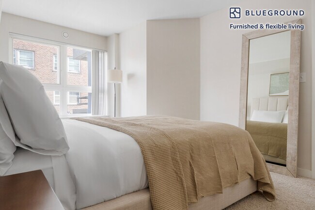 Building Photo - 526 Yale Ave N