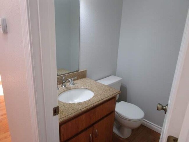 Building Photo - 4 Bedroom, 2.5 Bathroom Artondale area home
