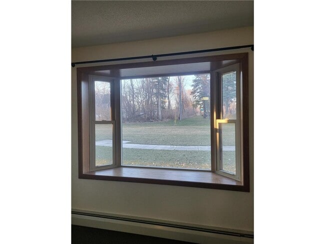 Building Photo - 609 Main St S