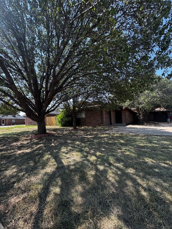 Building Photo - Adorable front  duplex 2bedroom 2bathroom CH/A
