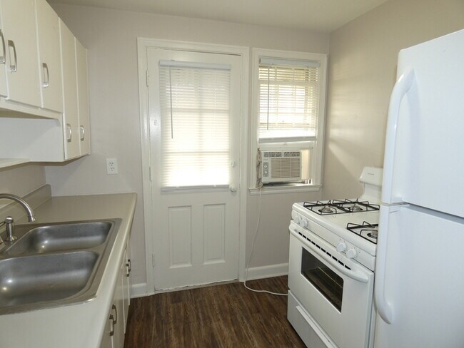 Building Photo - Beautiful Duplex in North Kansas City!