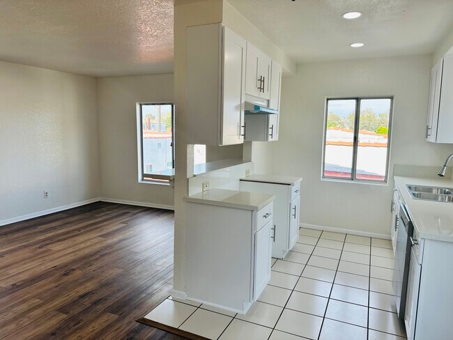 Building Photo - 5847 Gaviota Ave