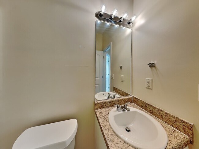 Building Photo - Beautiful 6 Bedroom Home located in Hampton!