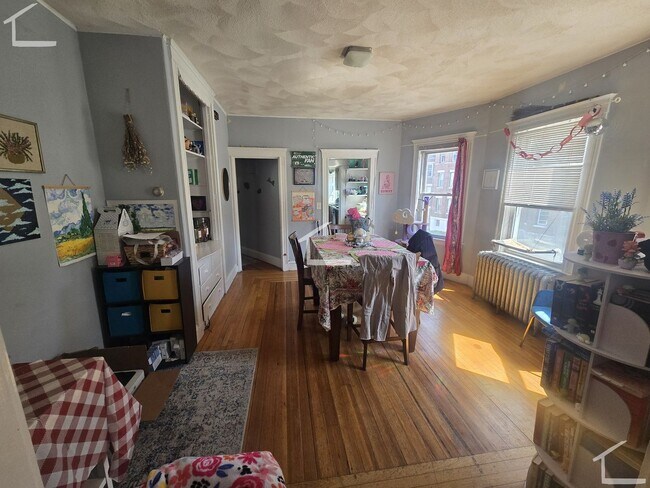 Building Photo - Spacious 3 bed in Brighton...