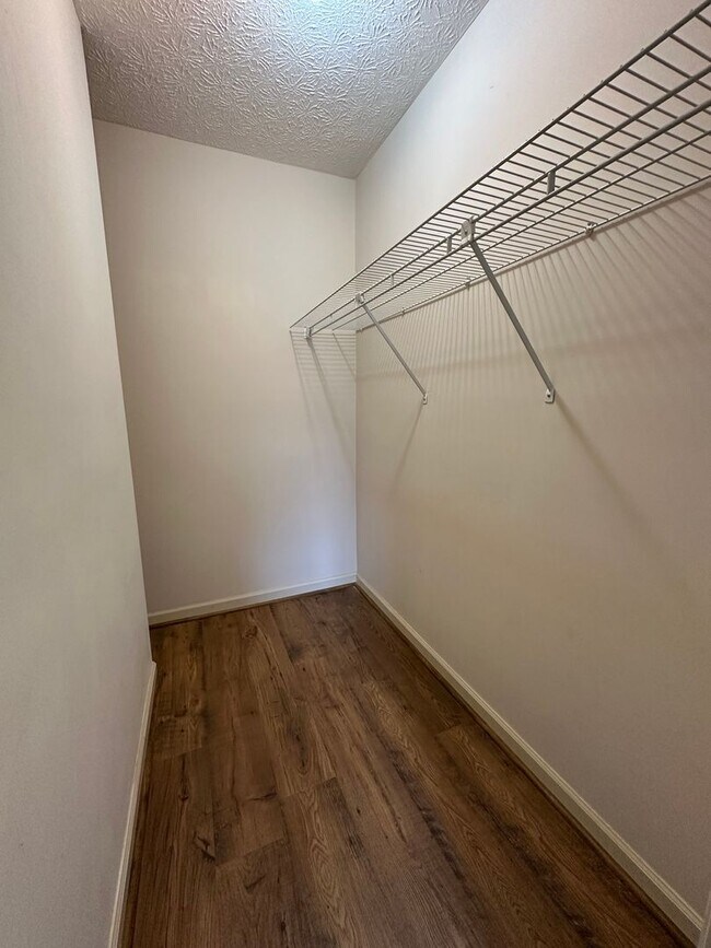 Building Photo - 2 Bedroom / 2 Bath Brick Condo - Bristol, TN