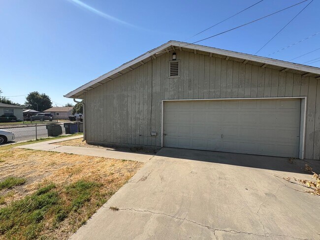 Building Photo - NW Visalia Home with Alley Access Rent Ready!