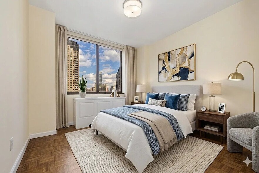 Building Photo - 245 E 44th St