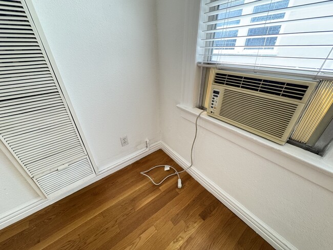 Building Photo - 1960 Argyle Ave