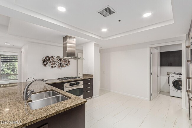 Building Photo - 7121 E Rancho Vista Dr