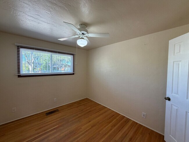 Building Photo - 2838 La Veta Dr