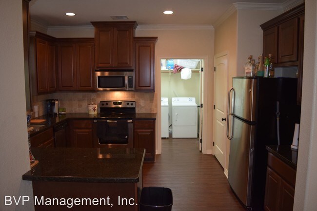 Building Photo - 4 br, 4.5 bath House - 208 Park Place