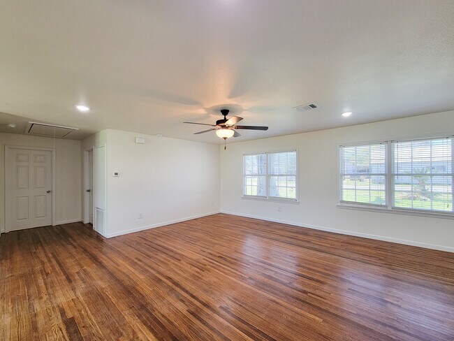 Building Photo - 413 S Market St