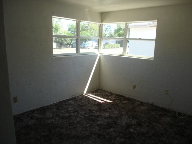 Building Photo - 922 Lewis Dr