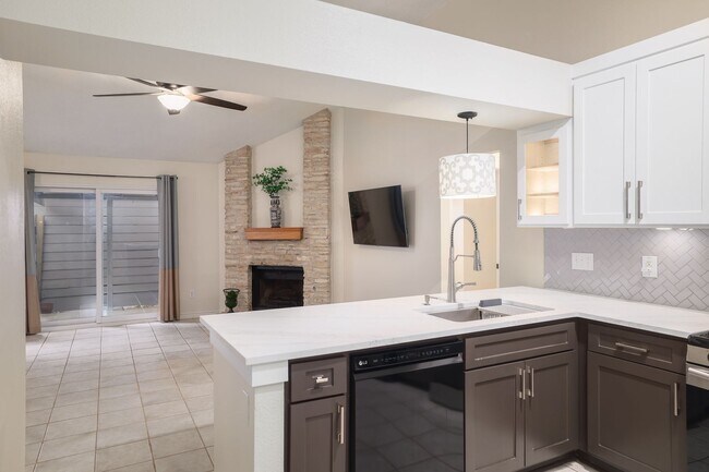 Building Photo - Freshly Renovated! Great Location! Such a sweet home