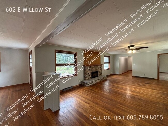 Building Photo - 602 E Willow St