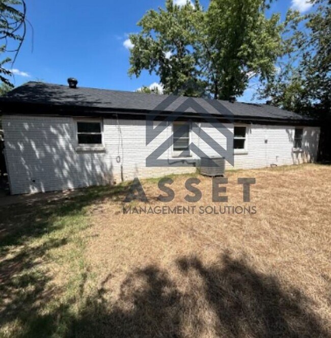 Building Photo - 2116 Westchester Dr
