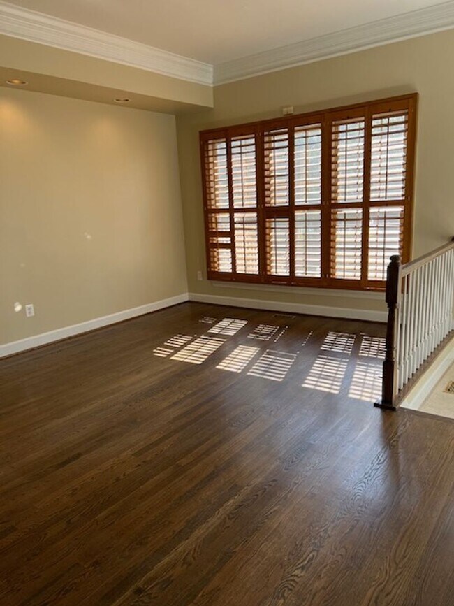 Building Photo - LUXURIOUS MAGRUDER BUILT TOWNHOME