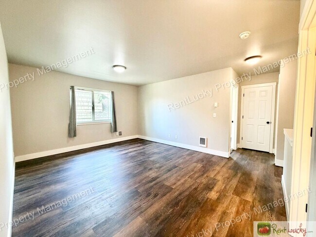 Building Photo - 6826 S J St