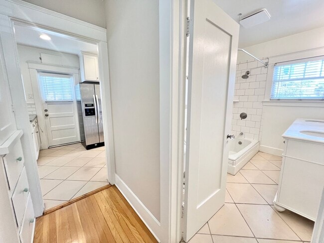 Building Photo - Sun-Drenched Top Floor 3BD in the Heart of Belmont Heights | Garage Included