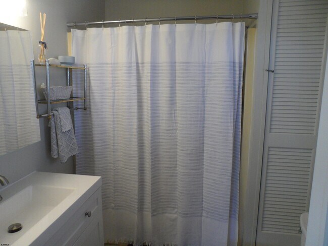 Building Photo - 9400 Ventnor Ave