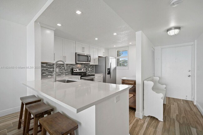 Building Photo - 9940 S Ocean Dr