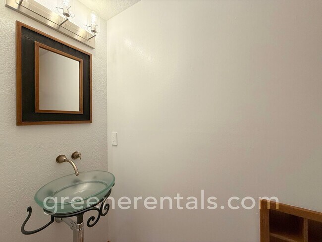 Building Photo - Beautiful 4BD/2.5BA West Olympia Home in Quiet Neighborhood