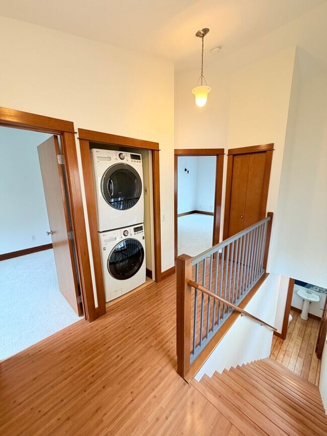 Building Photo - Charming Home in Leschi!