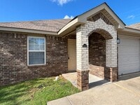 Building Photo - 3304 SW Victoria Pl