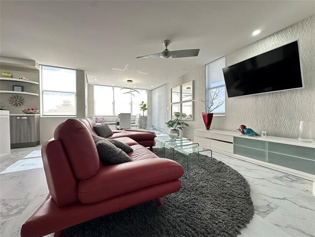 Building Photo - 3015 N Ocean Blvd