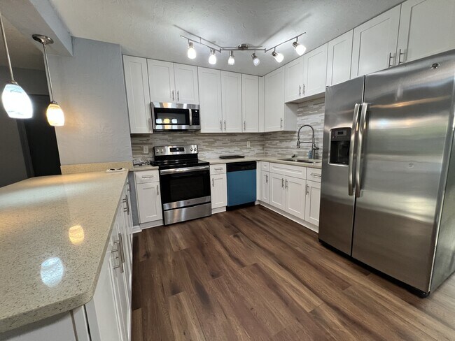 Building Photo - 700 Tam O Shanter Dr