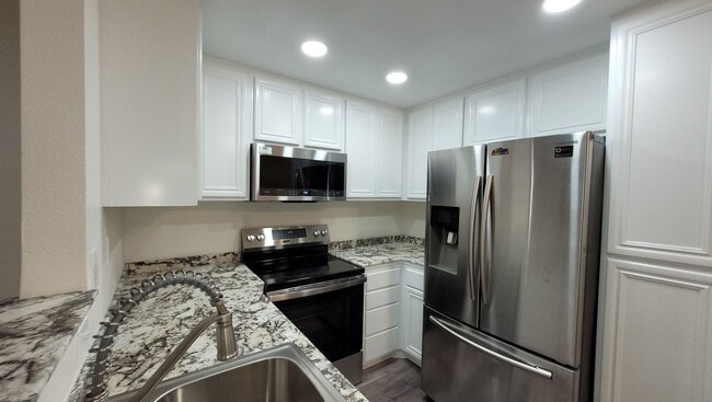 Building Photo - River Colony townhome - centrally located