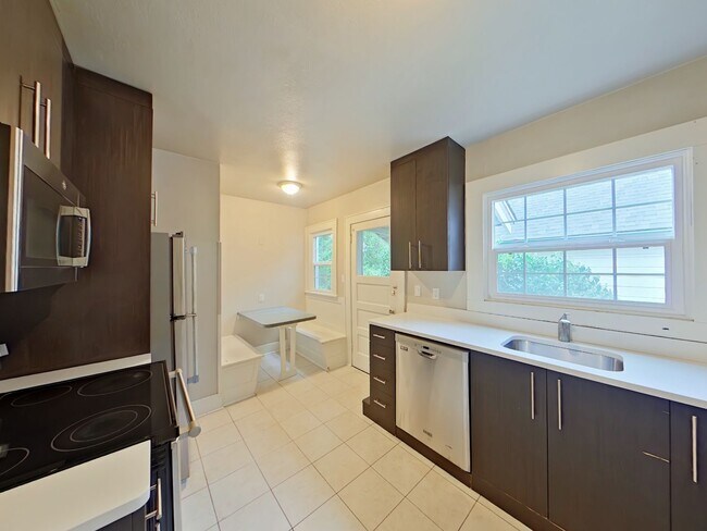 Building Photo - 2217-2219 NW Van Buren Ave