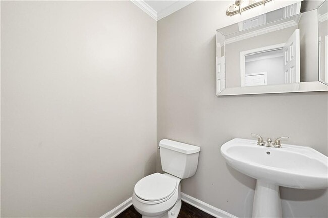 Building Photo - 310 Stoneleigh Dr SW