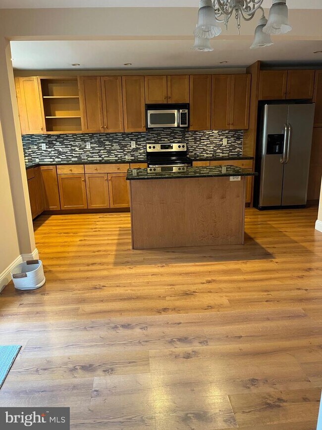 Building Photo - 102 Hillside Cir