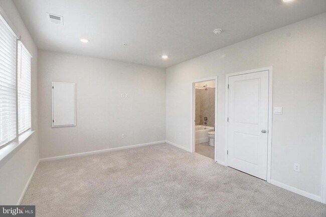 Building Photo - 470 Tiller St