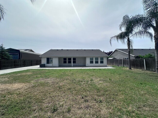 Building Photo - NW Visalia Home Coming Soon!