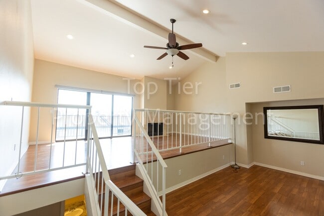 Building Photo - Beautiful 2 bed, 2.5 bath, 1373 sqft Townh...