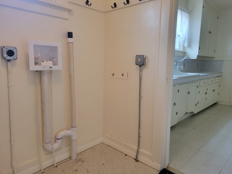 W/D hookups in the mudroom - 909 8th St