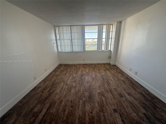 Building Photo - 2025 NE 164th St